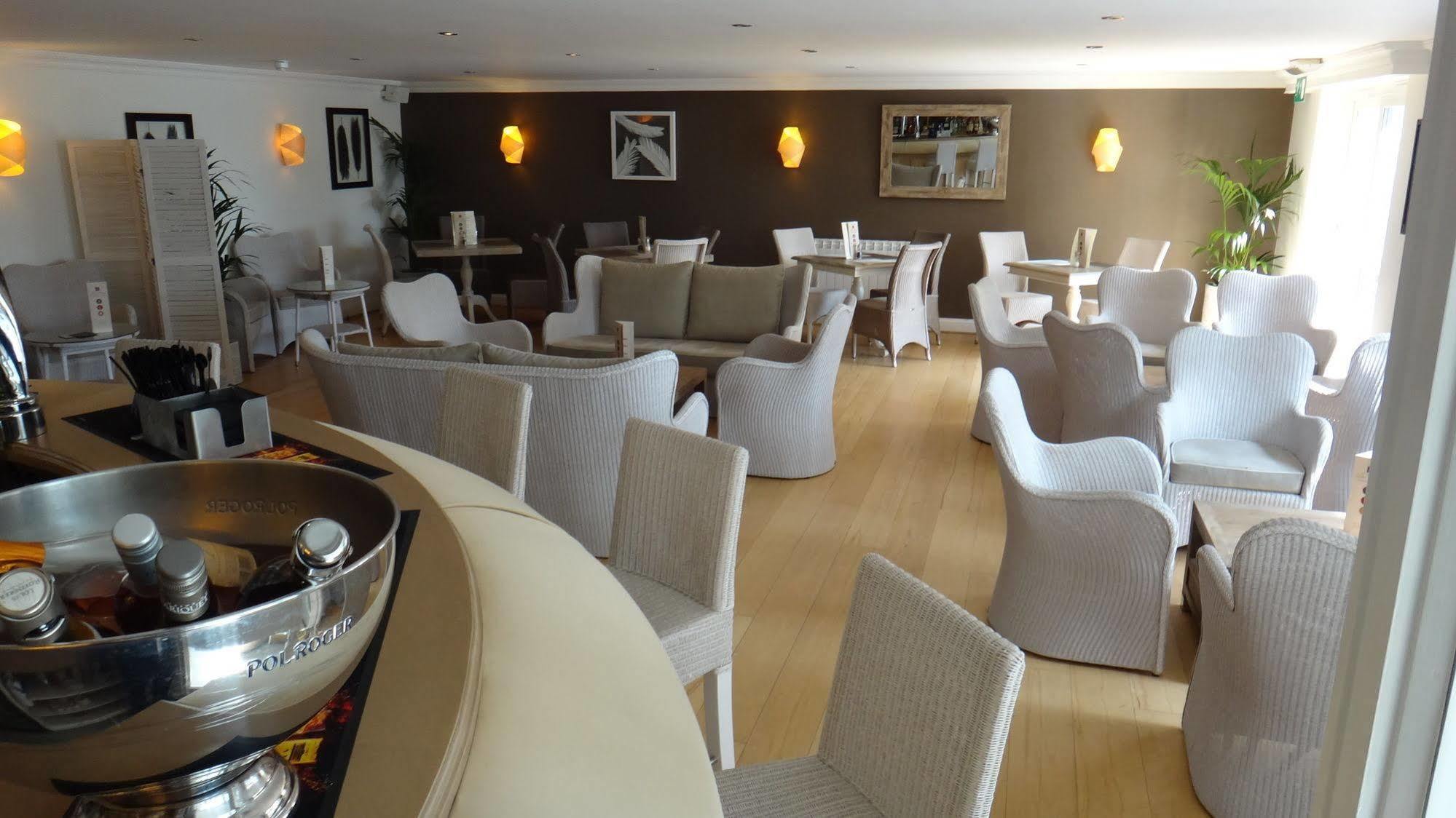 Hotel La Place St Aubin Екстериор снимка